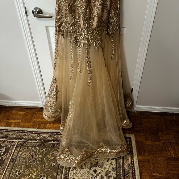 Red carpet dress - Picture 2 of 3